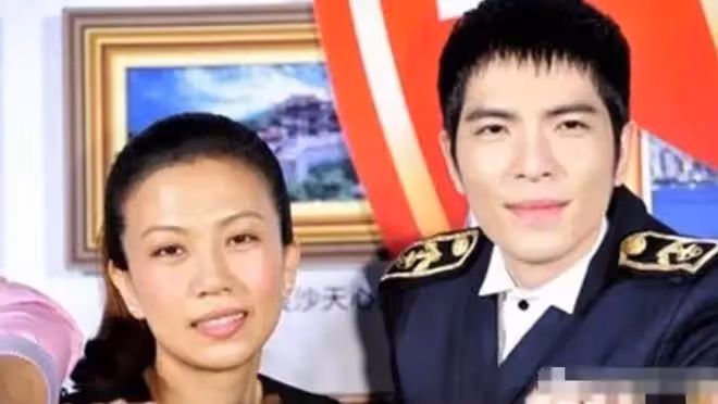 蕭敬騰七夕秀恩愛，與經紀人女友甜蜜依偎，大方回應生子問題