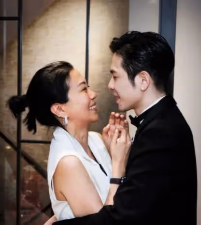 蕭敬騰七夕秀恩愛，與經紀人女友甜蜜依偎，大方回應生子問題