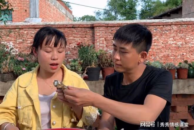 故事：出差提前回家，閨蜜在我家廚房熬蓮子湯：是你讓我看著他