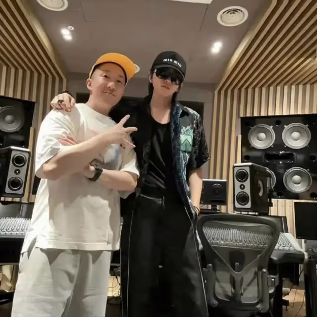 蔡徐坤曬近照疑似復出，穿近萬元襯衫戴奢牌配飾，鄧紫棋上線點贊
