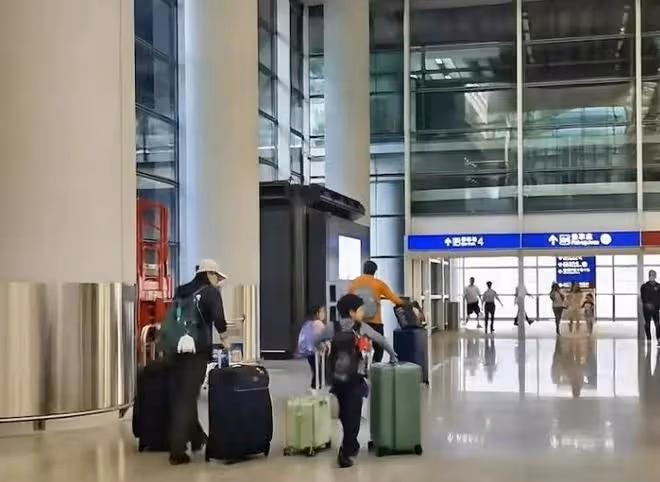 霍啟剛郭晶晶回香港被遇,親力親為搬7個行李箱,兒子被贊有教養