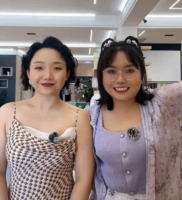 金靖現身泰國夜市被偶遇，另類穿搭遭吐槽，素顏露面酷似老奶奶