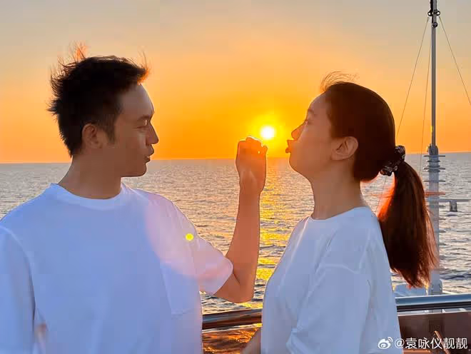 袁詠儀七夕節提前為老公慶生,52歲張智霖刮掉白鬍子,重現少年感