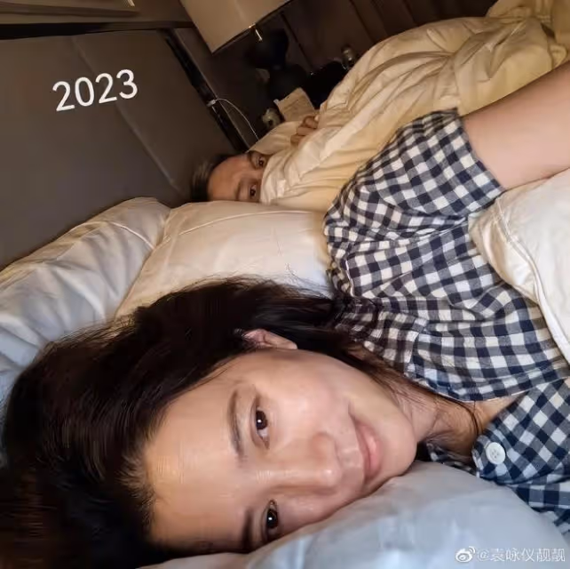 袁詠儀七夕節提前為老公慶生,52歲張智霖刮掉白鬍子,重現少年感