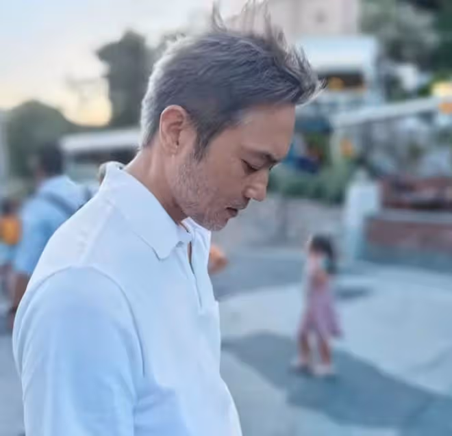 袁詠儀七夕節提前為老公慶生,52歲張智霖刮掉白鬍子,重現少年感