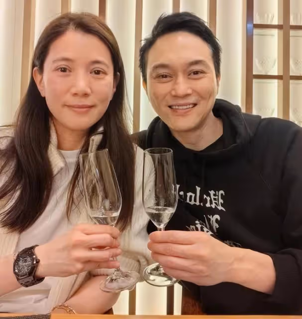 袁詠儀七夕節提前為老公慶生,52歲張智霖刮掉白鬍子,重現少年感