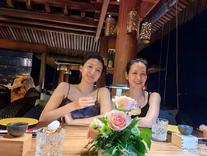 胡軍曬全家福慶七夕,九兒康康遺傳爸爸高個子,同款高顏值搶鏡