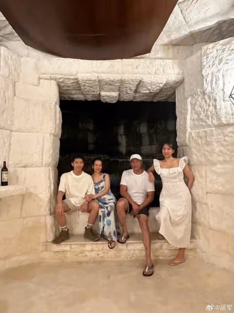 胡軍曬全家福慶七夕,九兒康康遺傳爸爸高個子,同款高顏值搶鏡