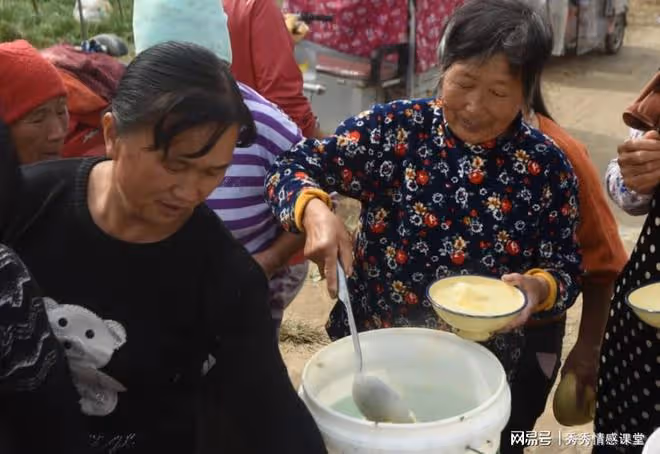 和懷孕6月女兒視頻,父親看到視頻一角,連夜到婆家怒砸電視離婚