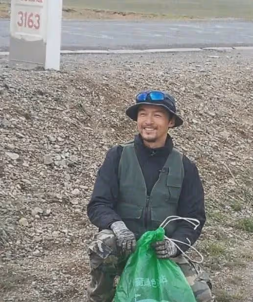 40歲胡歌官宣退圈5年,要去沙漠栽樹做公益,鬍子拉碴精緻不在