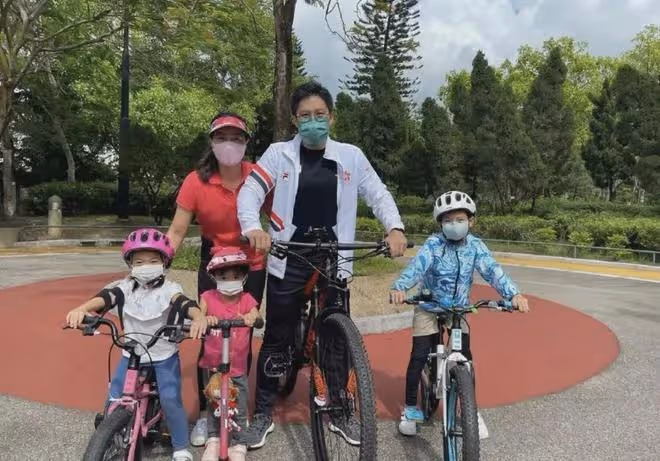 郭晶晶一家五口從英國返港!9歲兒子拖2個大行李箱,嚴母風範盡顯