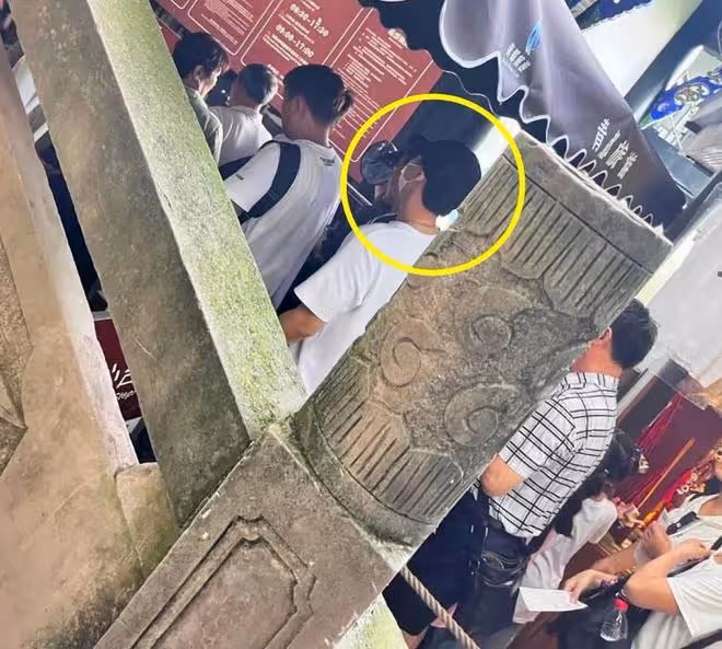 李易峰青城山被偶遇,主動幫女子拉繩,近照清瘦、目光呆滯引質疑