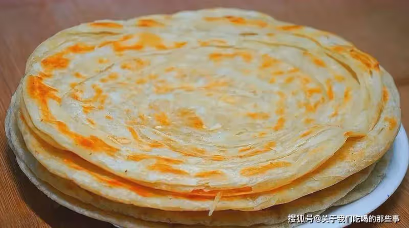 家常烙餅時,千萬不要直接烙,竅門告訴你,鬆軟多層,涼了也不硬