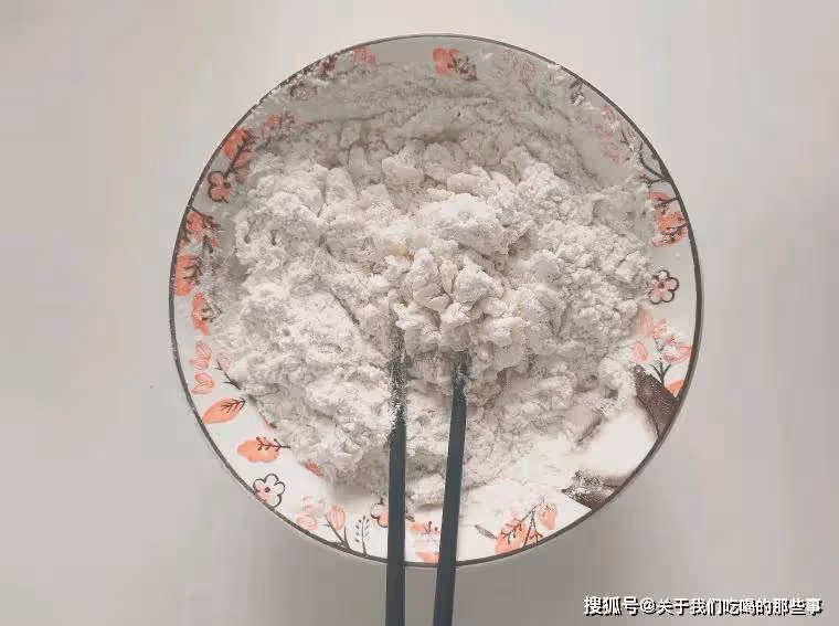 家常烙餅時,千萬不要直接烙,竅門告訴你,鬆軟多層,涼了也不硬