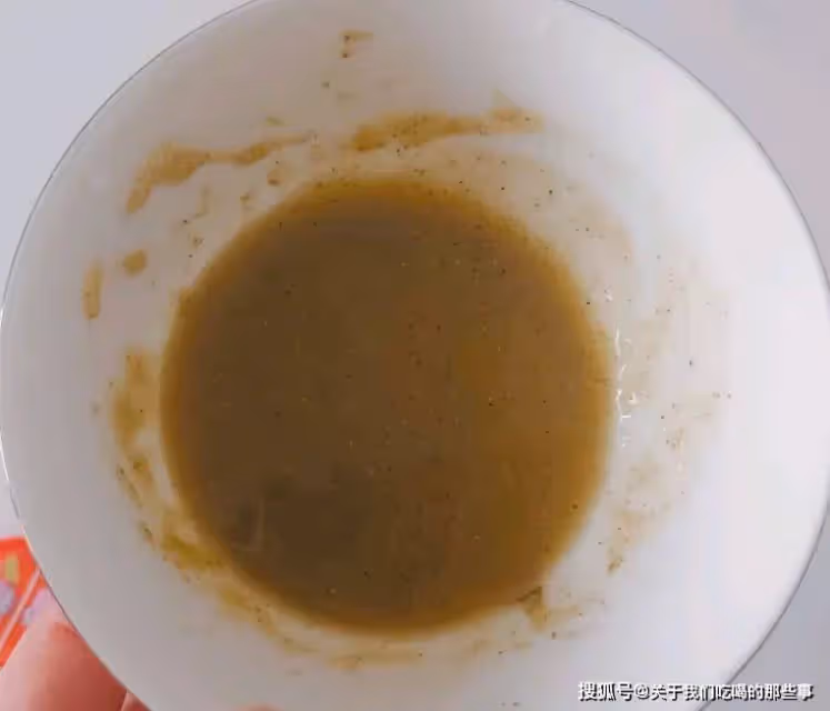 家常烙餅時,千萬不要直接烙,竅門告訴你,鬆軟多層,涼了也不硬