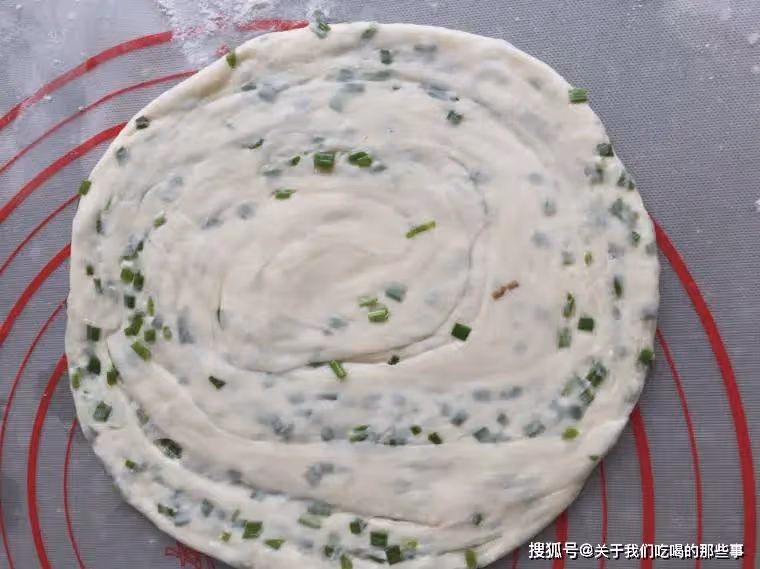 家常烙餅時,千萬不要直接烙,竅門告訴你,鬆軟多層,涼了也不硬