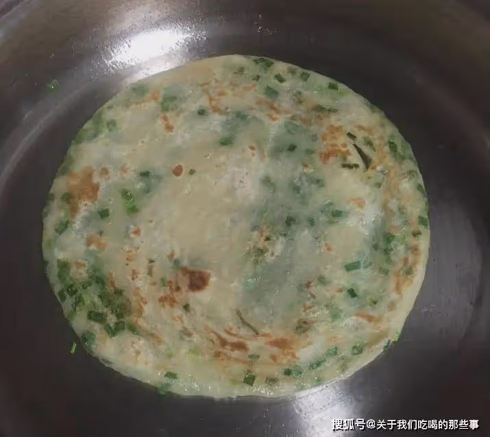 家常烙餅時,千萬不要直接烙,竅門告訴你,鬆軟多層,涼了也不硬