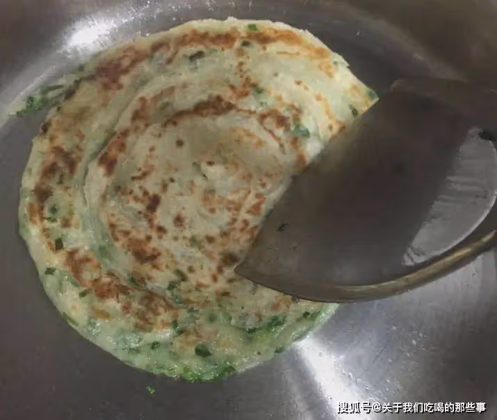 家常烙餅時,千萬不要直接烙,竅門告訴你,鬆軟多層,涼了也不硬