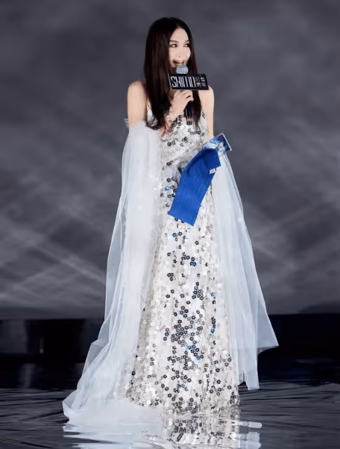 TVB前女星內地被評「時髦女演員」!穿晚裝出席頒獎禮!直言有意義