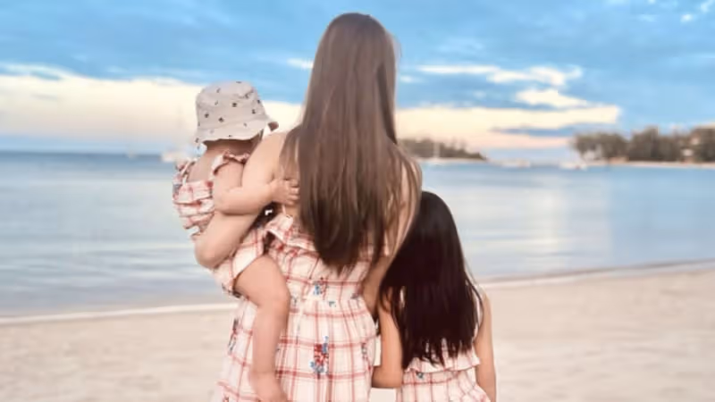 周杰倫七夕秀幸福，曬昆凌和女兒背影，母女三人穿親子裝畫風唯美