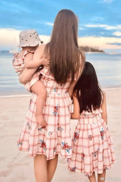 周杰倫七夕秀幸福，曬昆凌和女兒背影，母女三人穿親子裝畫風唯美