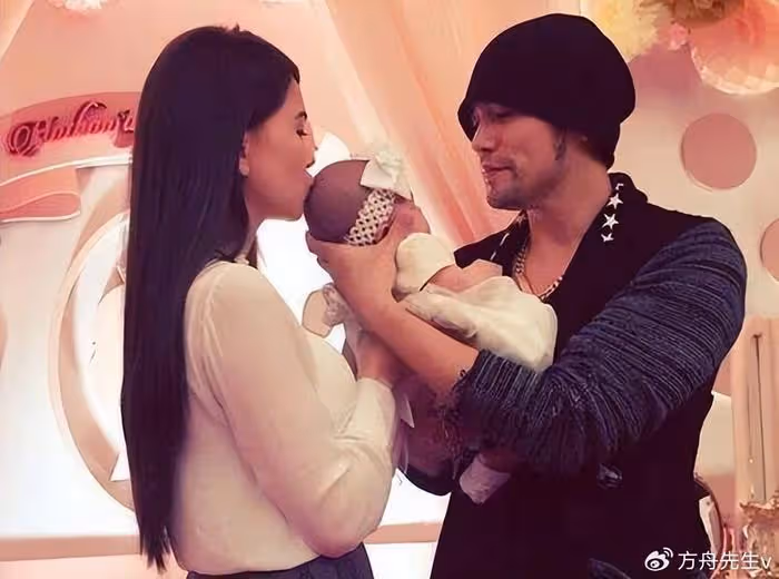 周杰倫七夕秀幸福，曬昆凌和女兒背影，母女三人穿親子裝畫風唯美
