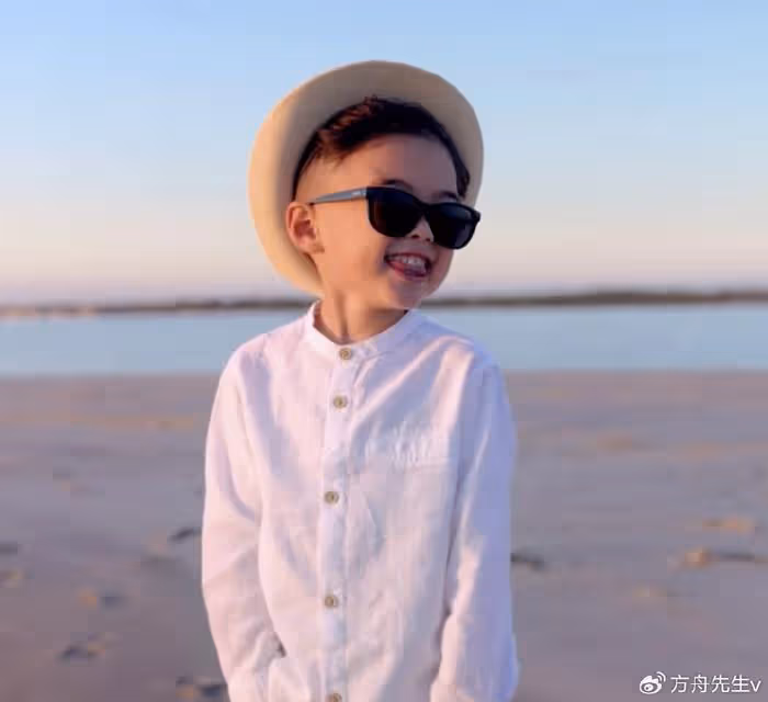 周杰倫七夕秀幸福，曬昆凌和女兒背影，母女三人穿親子裝畫風唯美