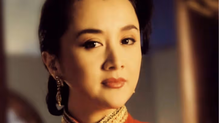 她，長得美演技好，當紅隱退後嫁同學為妻，活成了別人羨慕的樣子