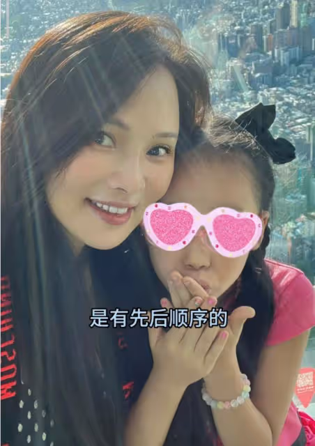 秦昊七夕送老婆巨型玫瑰，伊能靜不敢相信直呼「有問題」，太逗了
