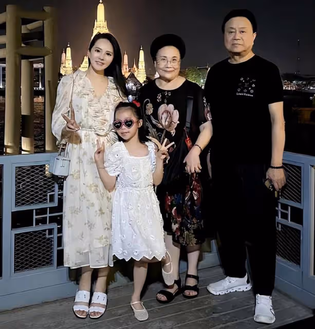 秦昊七夕送老婆巨型玫瑰，伊能靜不敢相信直呼「有問題」，太逗了
