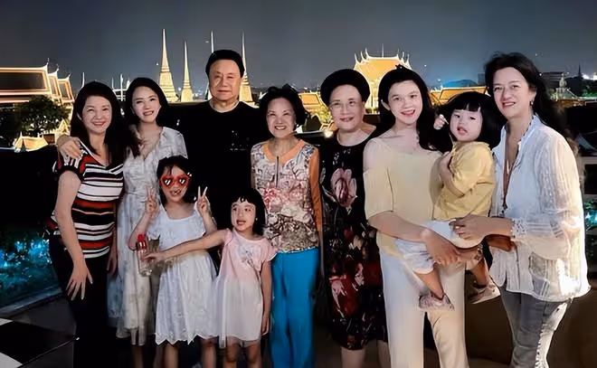 秦昊七夕送老婆巨型玫瑰，伊能靜不敢相信直呼「有問題」，太逗了