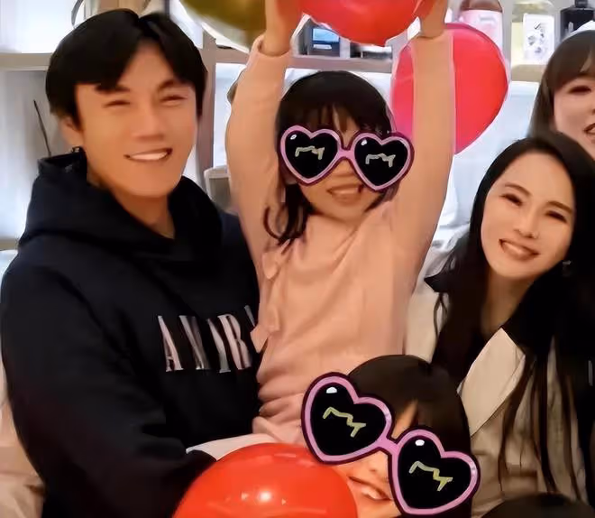 秦昊七夕送老婆巨型玫瑰，伊能靜不敢相信直呼「有問題」，太逗了