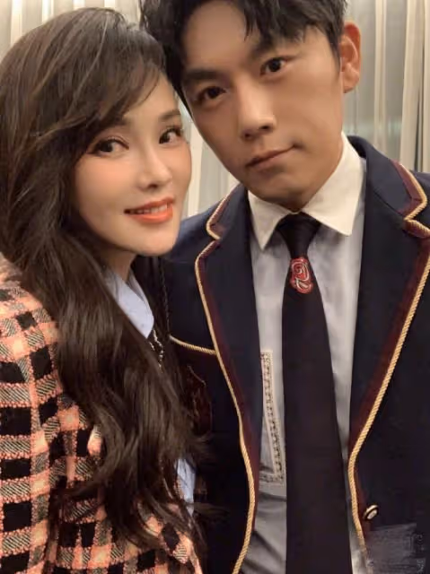 秦昊七夕送伊能靜巨型玫瑰反挨罵,秦昊抱怨:不送挑理送了挑事兒