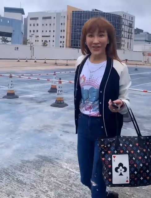 李玟二姐開著一輛豪車出行,紅色手鍊已經換掉了