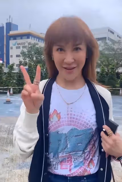 李玟二姐開著一輛豪車出行,紅色手鍊已經換掉了