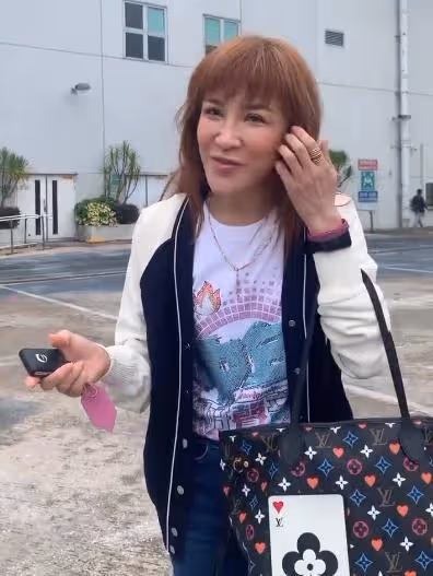 李玟二姐開著一輛豪車出行,紅色手鍊已經換掉了