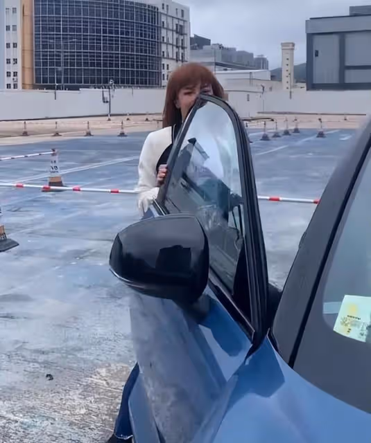 李玟二姐開著一輛豪車出行,紅色手鍊已經換掉了