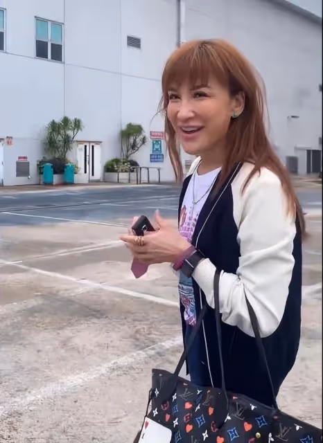 李玟二姐開著一輛豪車出行,紅色手鍊已經換掉了