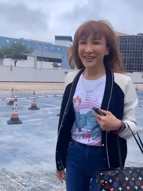 李玟二姐開著一輛豪車出行,紅色手鍊已經換掉了