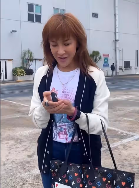 李玟二姐開著一輛豪車出行,紅色手鍊已經換掉了
