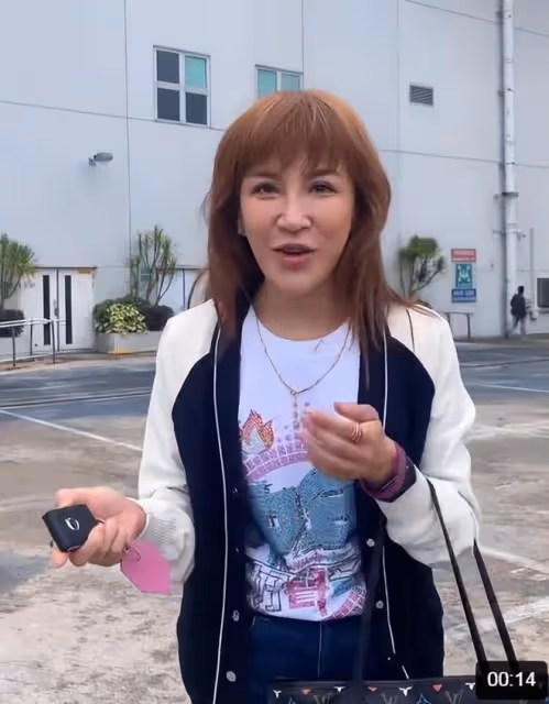 李玟二姐開著一輛豪車出行,紅色手鍊已經換掉了