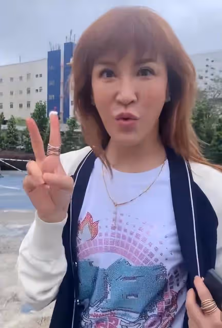 李玟二姐開著一輛豪車出行,紅色手鍊已經換掉了