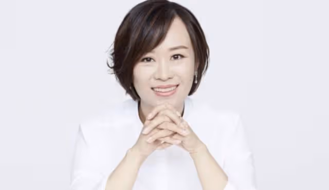 回顧山東美女,高中輟學,21歲就年賺千萬,如今身價50億,憑啥