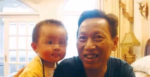他是瞎子,賣檳榔成富豪,妻子沒生兒子,去世後家人爭10億財產