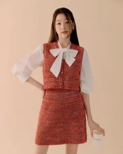 她是新人演員,代言時尚品牌,最新畫報公開,不愧是張元英姐姐