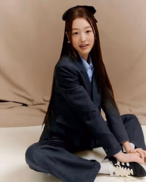 她是新人演員,代言時尚品牌,最新畫報公開,不愧是張元英姐姐