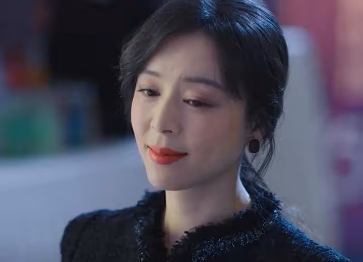 她的城:艾英親爹現身,一招讓謝長江破產淪為喪家犬,英沖成贏家