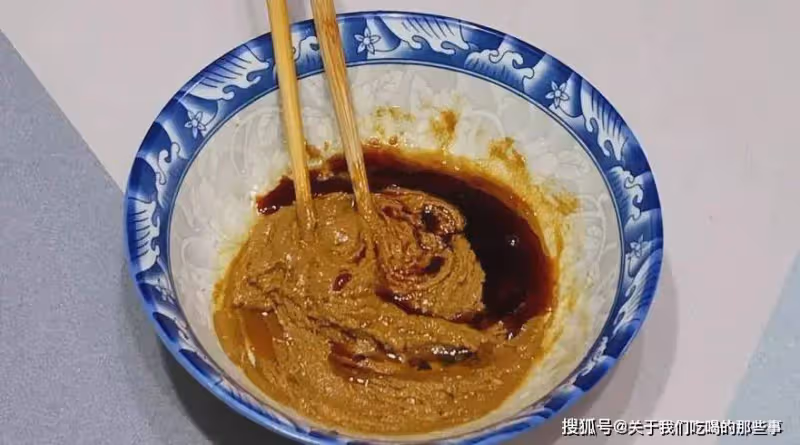 調芝麻醬,用水用油都錯了,20年麻辣燙老闆教你一招,蘸啥都噴香
