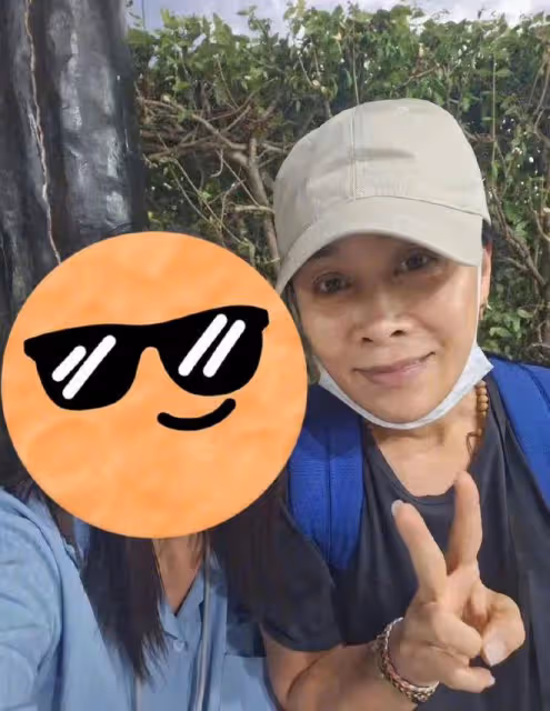 那英現身泰國度假，素顏露面與粉絲合影，滿臉笑容不受影響