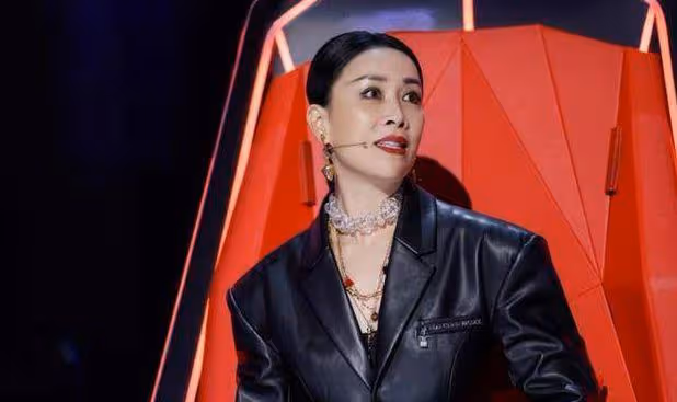 那英現身泰國度假,素顏露面與粉絲合影,滿臉笑容不受影響